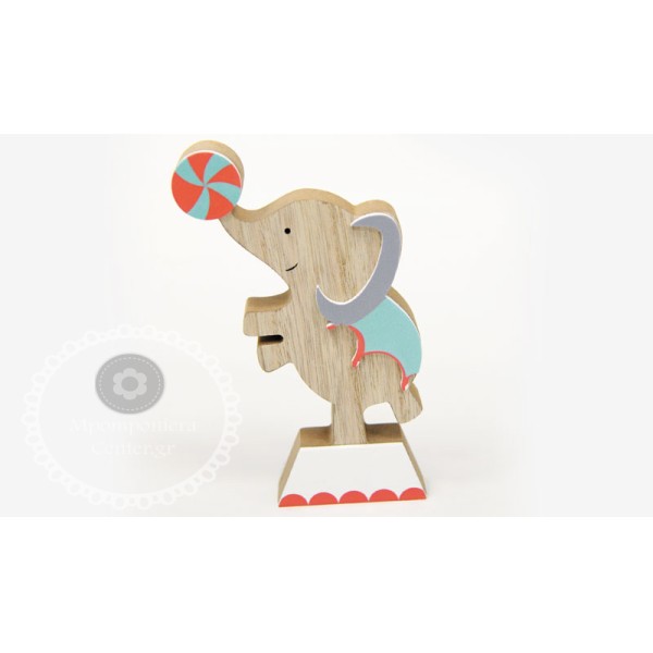 Ξύλινο ελεφαντάκι τσίρκου που παίζει μπάλα