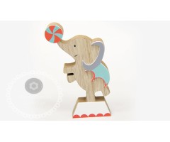 Ξύλινο ελεφαντάκι τσίρκου που παίζει μπάλα