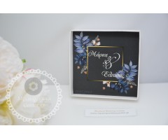 Μπομπονιέρα γάμου ξύλινο σουβέρ σε κουτί λευκό με εξωτερικό δέσιμο  & σχέδιο Blue - Black